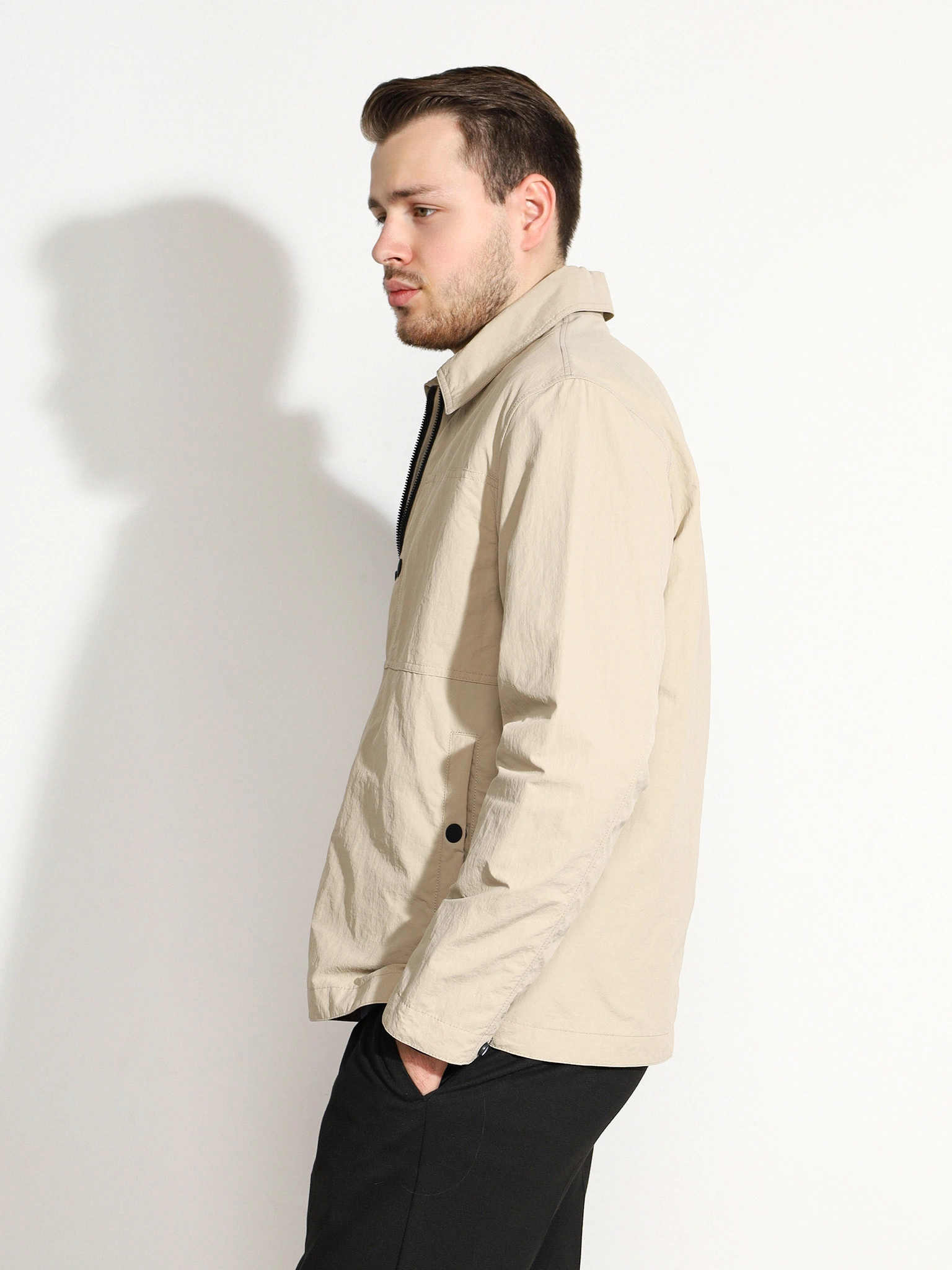 Куртка-ветровка бежевого цвета 